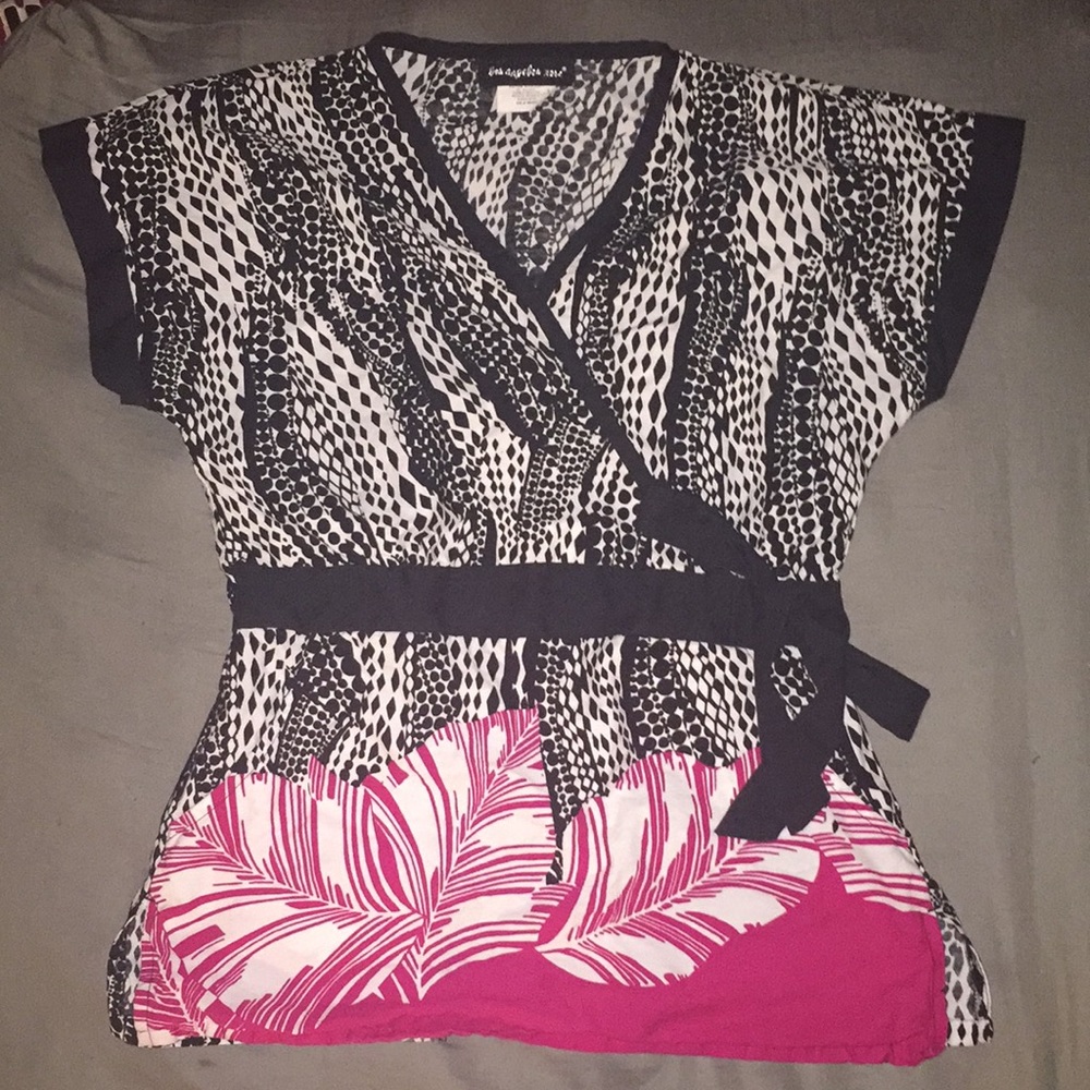 Los Angeles Rose scrub top 😻